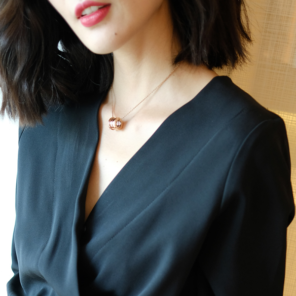 别致剪裁宽松连体衣中袖黑色V领连体裤女夏高腰短裤收腰显瘦百搭