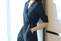 别致剪裁宽松连体衣中袖黑色V领连体裤女夏高腰短裤收腰显瘦百搭