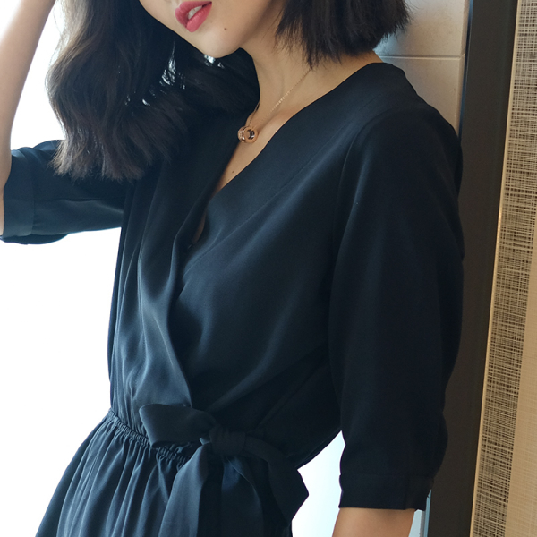 别致剪裁宽松连体衣中袖黑色V领连体裤女夏高腰短裤收腰显瘦百搭